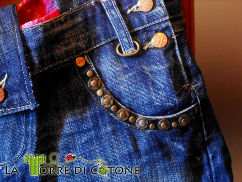 Riciclo creativo: la borsa di jeans. Borsa ricavata riciclando un vecchio paio di jeans, riciclo creativo